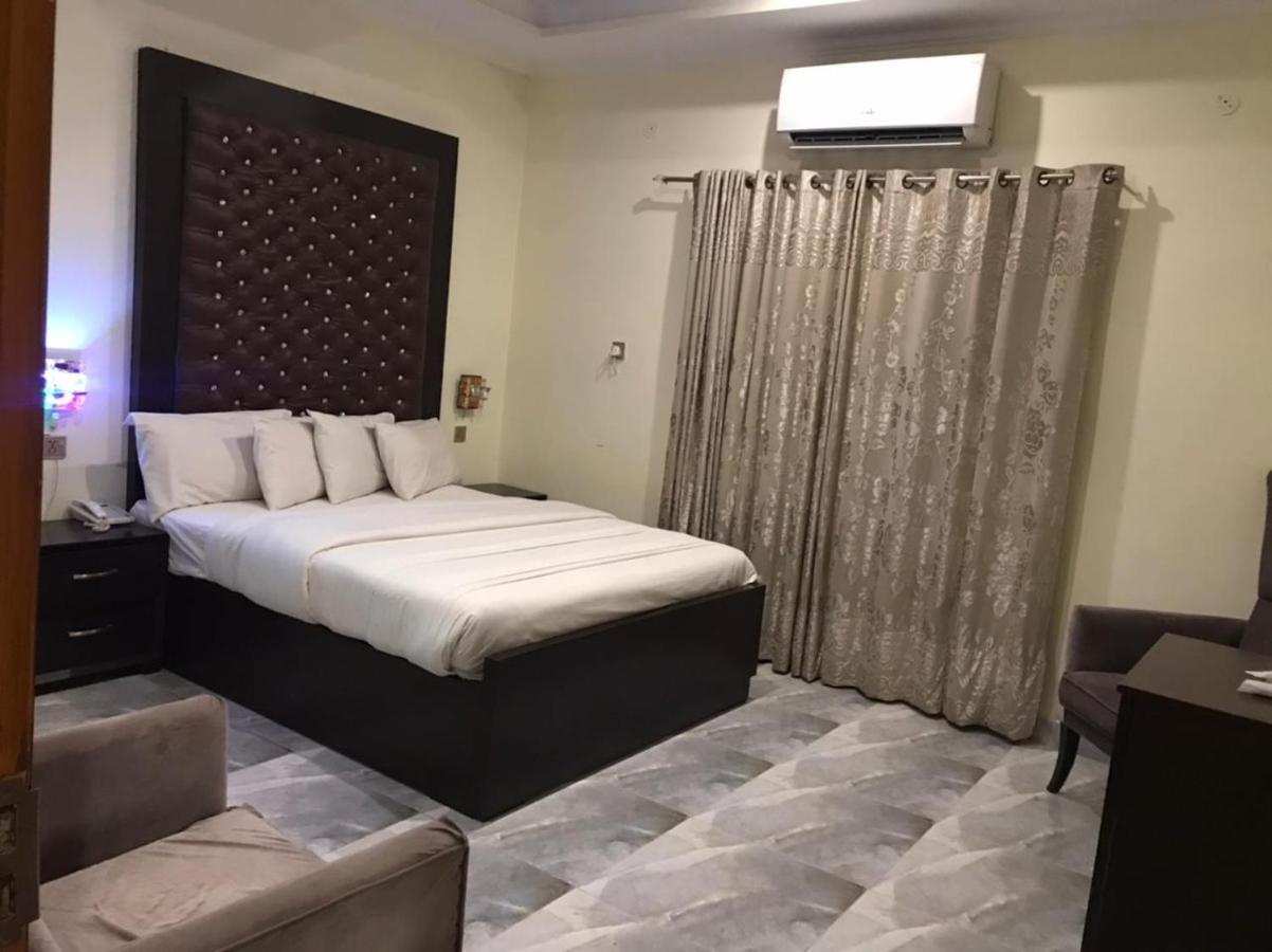 Hotel S.R. Lounge Multan Ngoại thất bức ảnh
