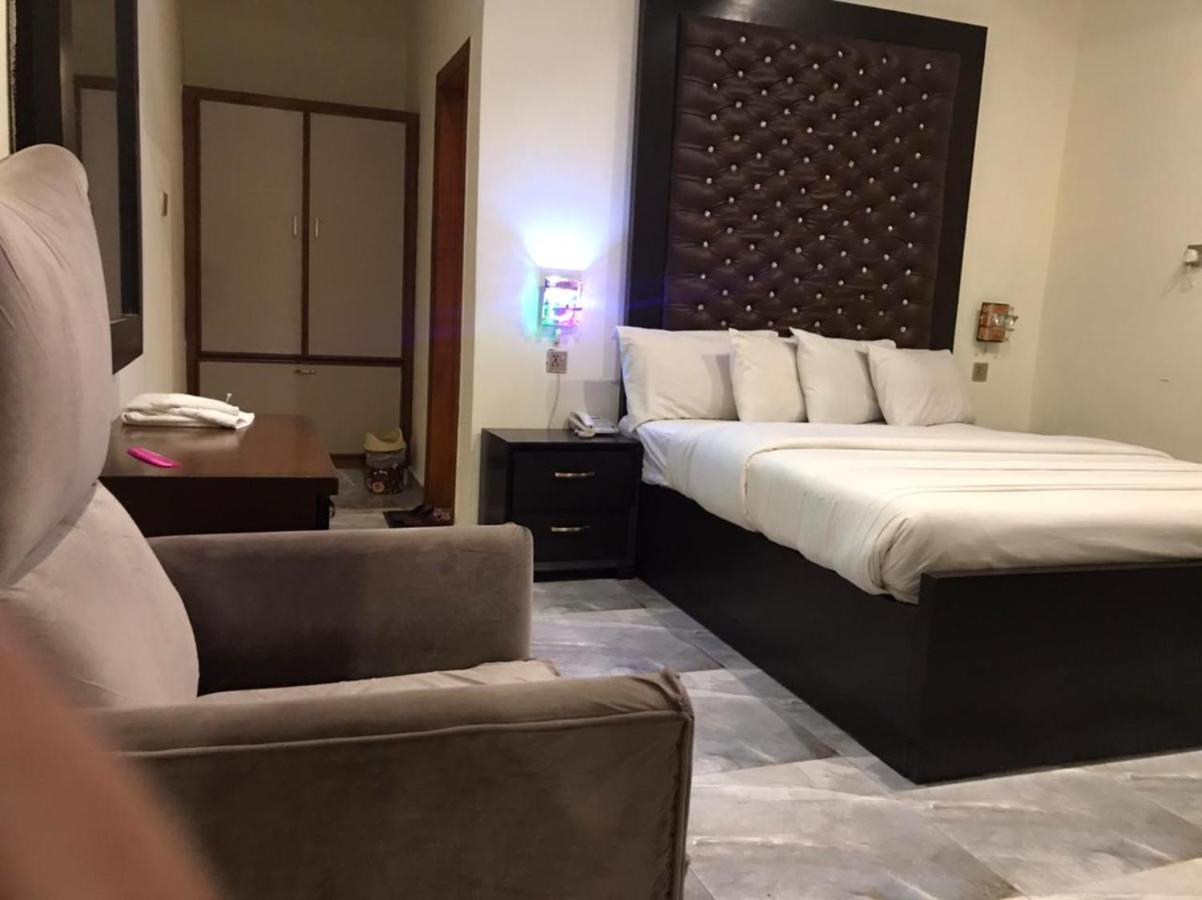 Hotel S.R. Lounge Multan Ngoại thất bức ảnh