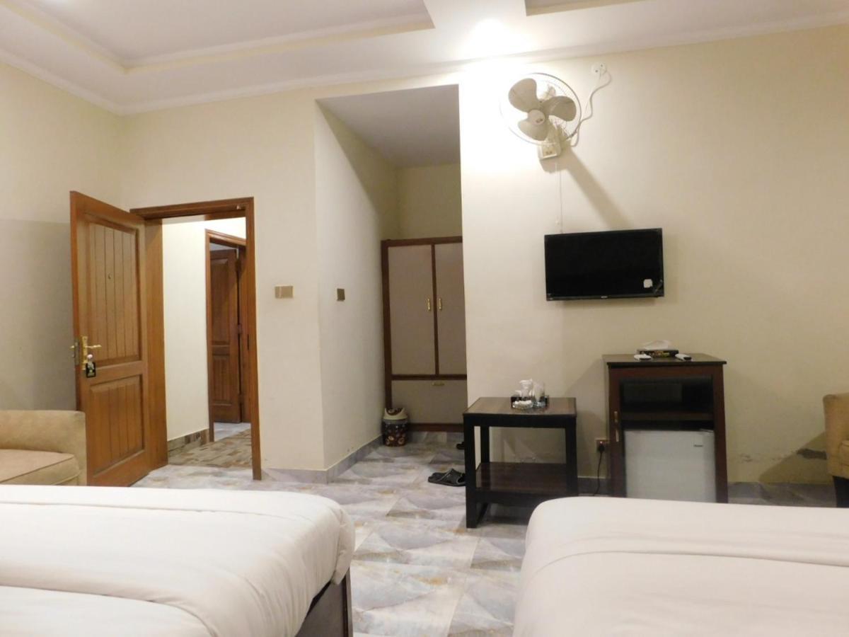 Hotel S.R. Lounge Multan Ngoại thất bức ảnh