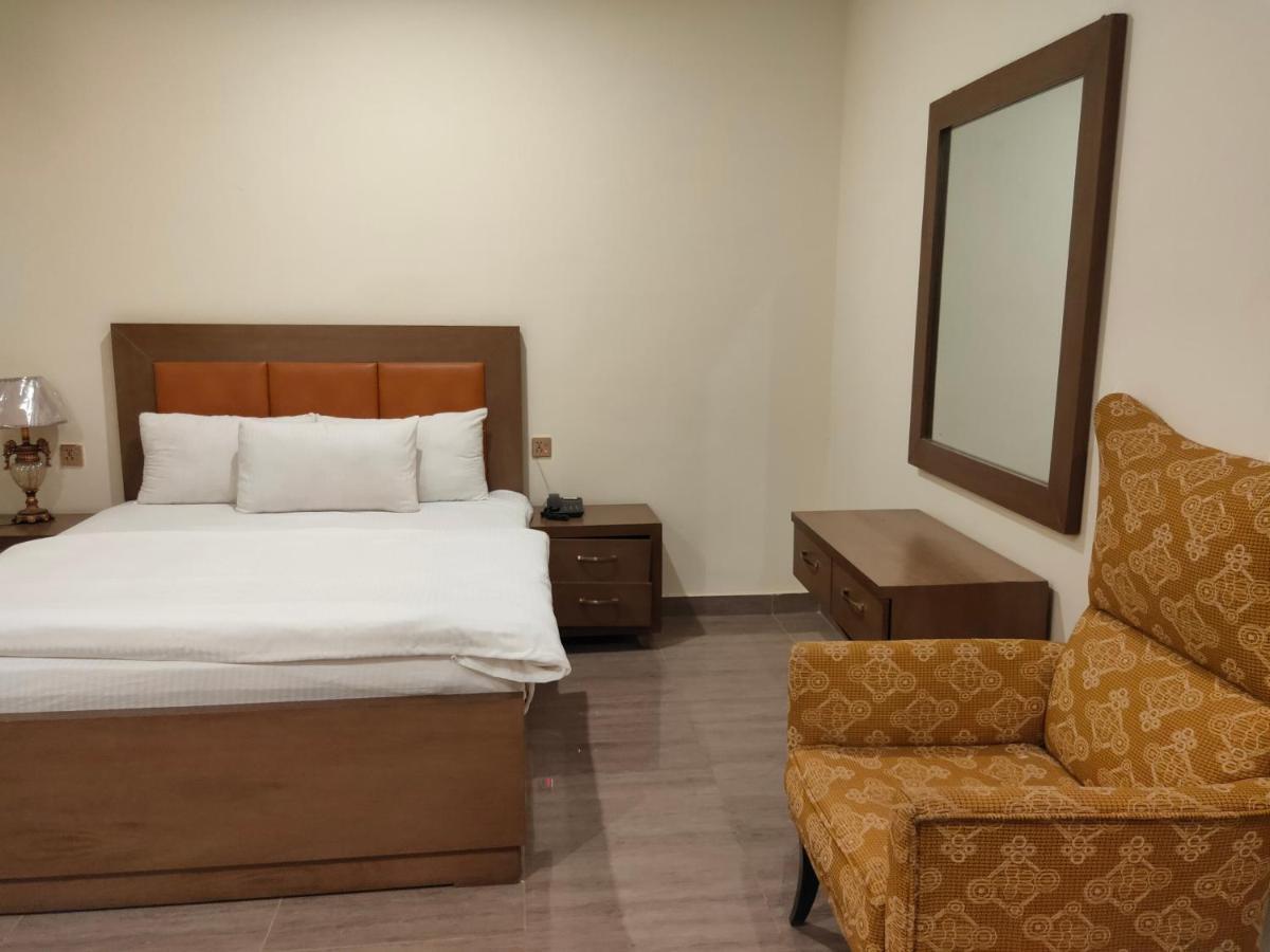 Hotel S.R. Lounge Multan Ngoại thất bức ảnh