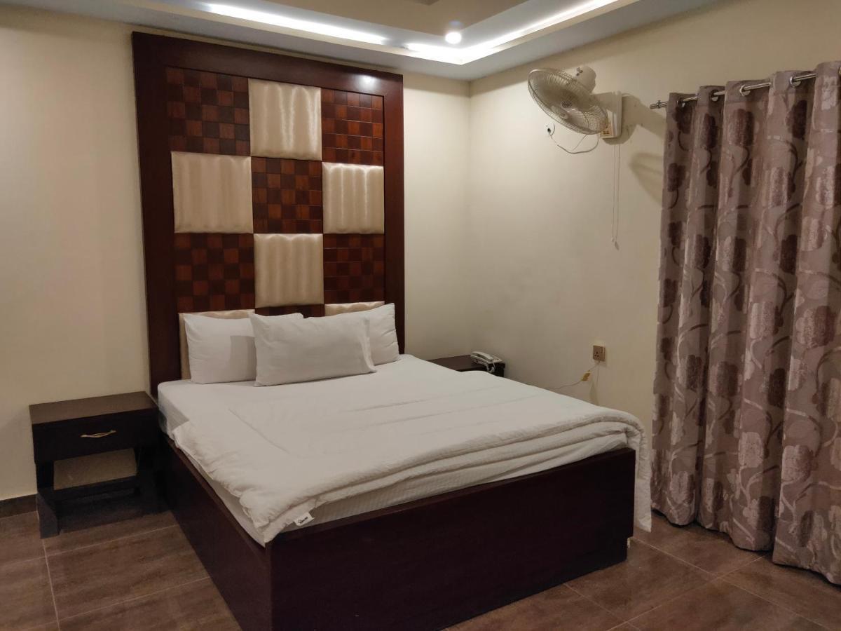 Hotel S.R. Lounge Multan Ngoại thất bức ảnh