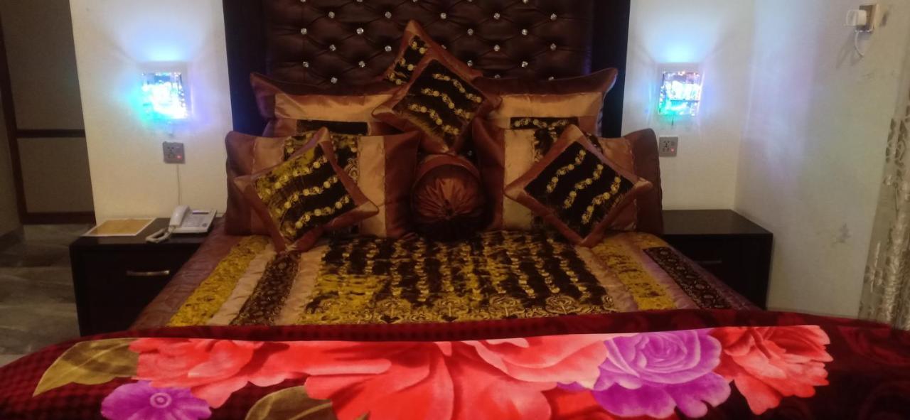 Hotel S.R. Lounge Multan Ngoại thất bức ảnh