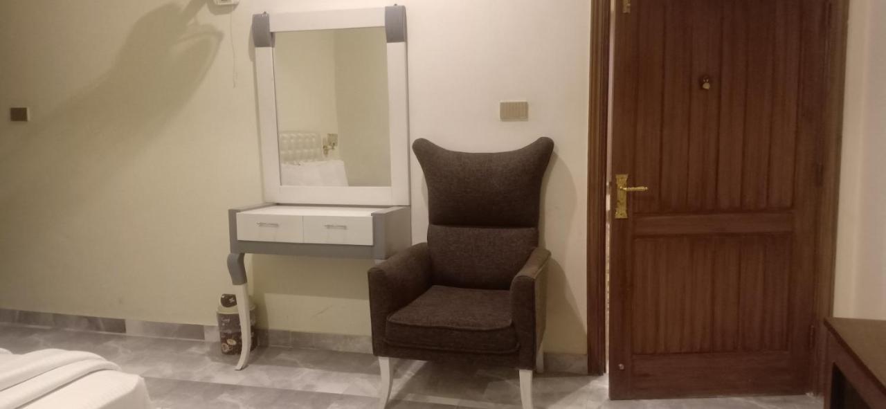 Hotel S.R. Lounge Multan Ngoại thất bức ảnh