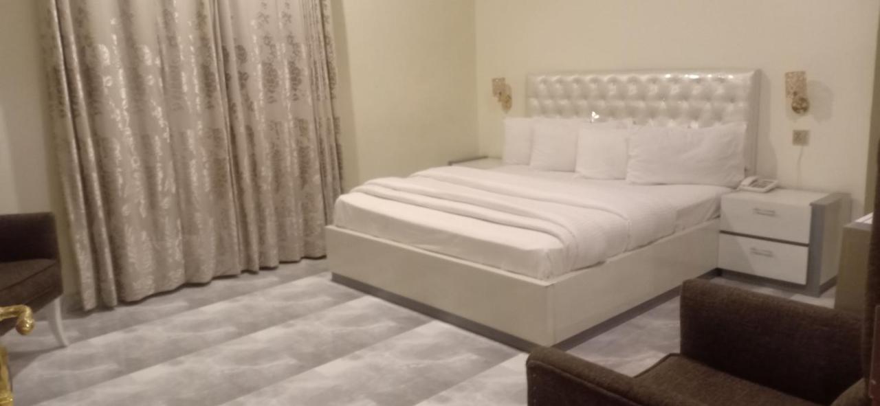 Hotel S.R. Lounge Multan Ngoại thất bức ảnh