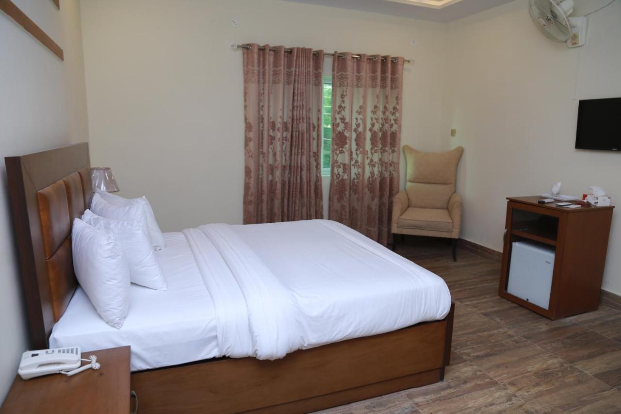Hotel S.R. Lounge Multan Ngoại thất bức ảnh