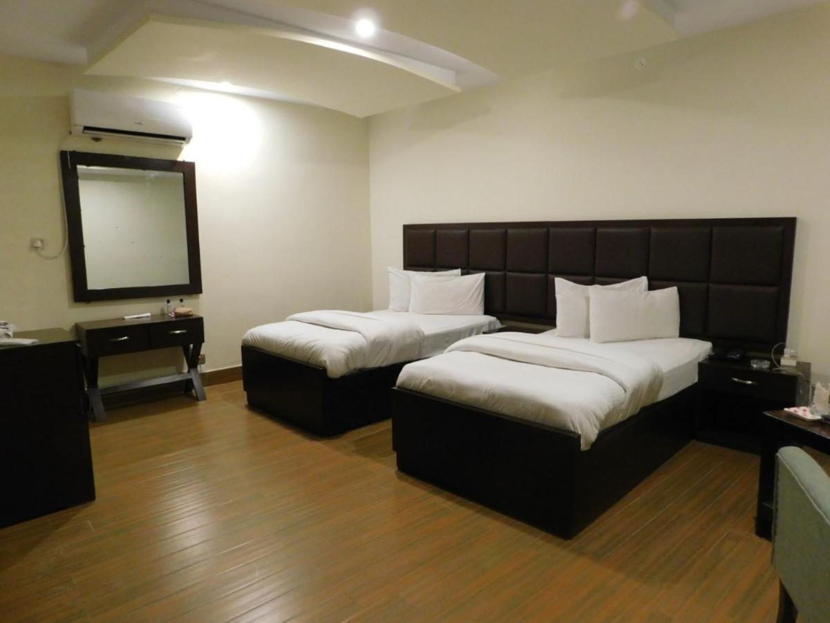 Hotel S.R. Lounge Multan Ngoại thất bức ảnh